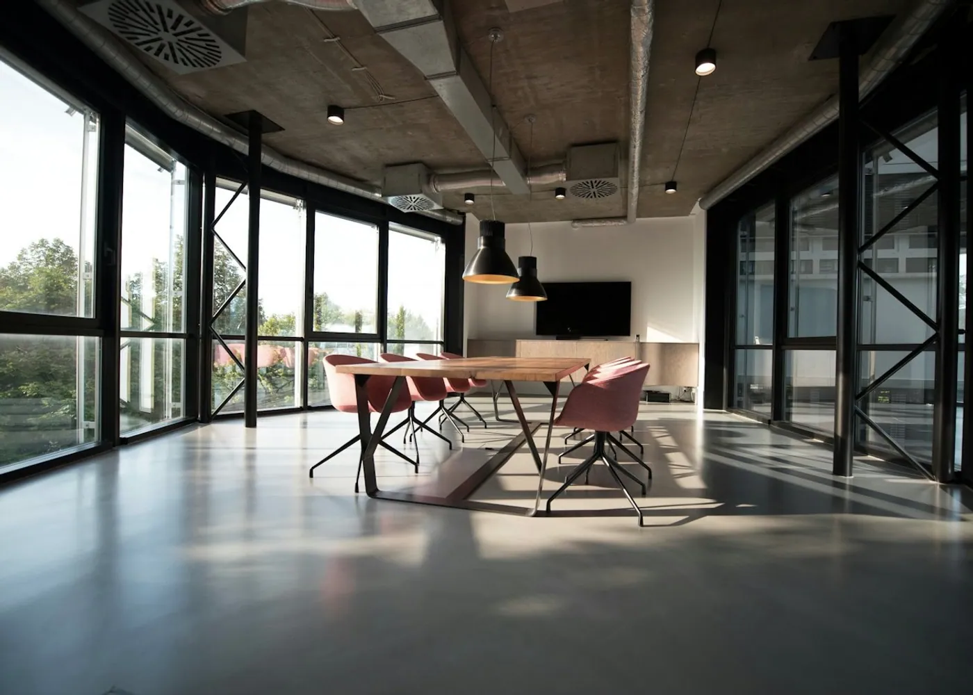 Sala de juntas con mesa de trabajo y ventanales