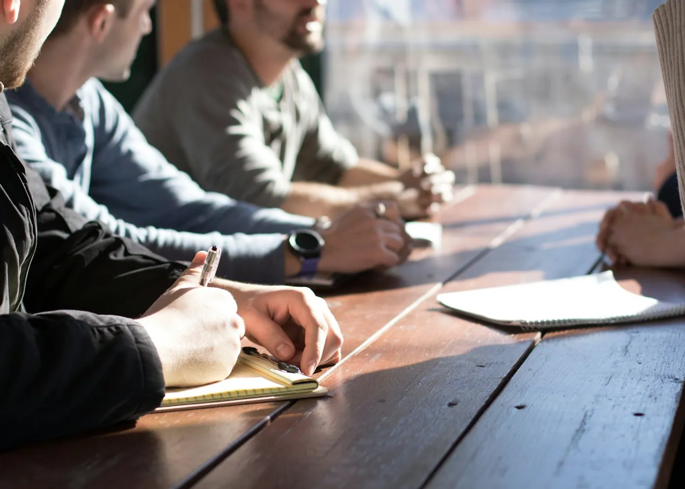 Equipo de trabajo en una reunión de análisis